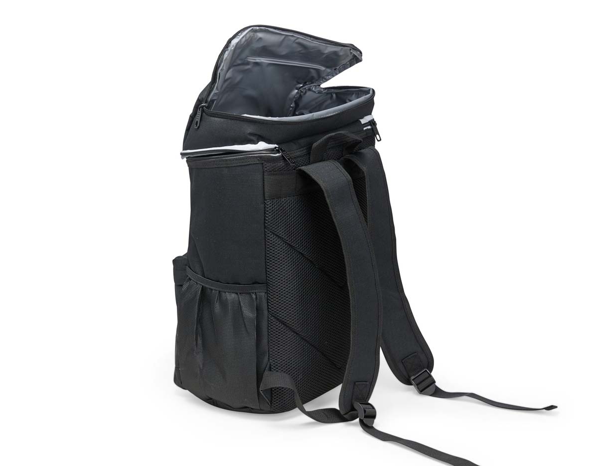 Mochila térmica com capacidade de 18?L, ideal para manter alimentos e bebidas frescos por mais tempo. Feita em poliéster impermeável e revestimento interno em PEVA atóxico, possui bolso superior de 1,5?L também térmico, bolso frontal para utensílios e dois bolsos laterais em tela.