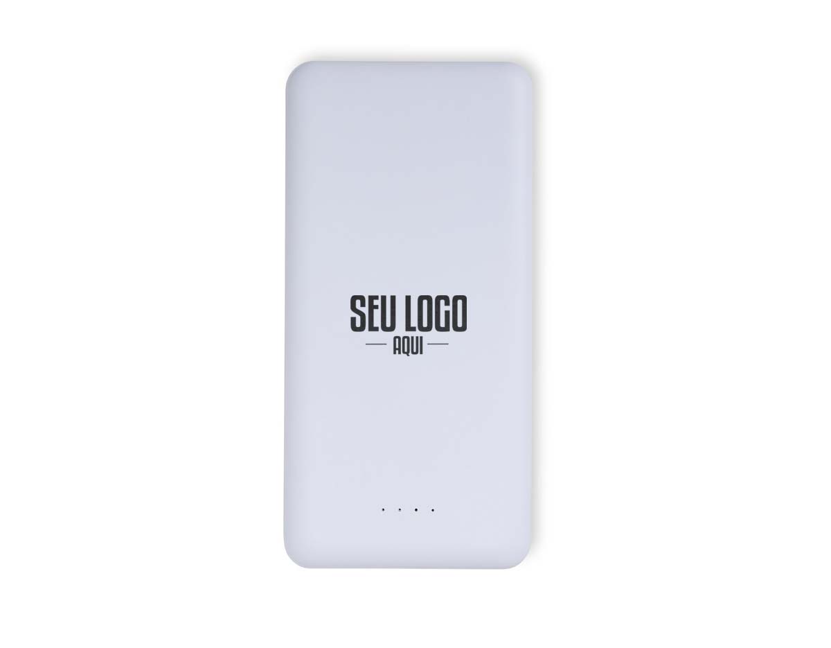 Não fique sem bateria nos momentos mais importantes do dia com o power bank de 10.000 mAh. Recarregue smartphones com toda a praticidade e rapidez utilizando uma de suas quatro entradas disponíveis: 2 portas USB, 1 porta Micro USB e outra USB-C. Com quatro luzes de LED para indicar a funcionalidade do carregador além de um botão lateral para fazer a ligação do dispositivo e iniciar a recarga. Sua entrada micro-USB 5V=2.1A e saída USB 5V=2.1A permitem aproveitamento de alto desempenho para um dia a dia tranquilo e livre de preocupações com a bateria do smartphone acabar na hora mais crucial. Não acompanha cabo USB.
