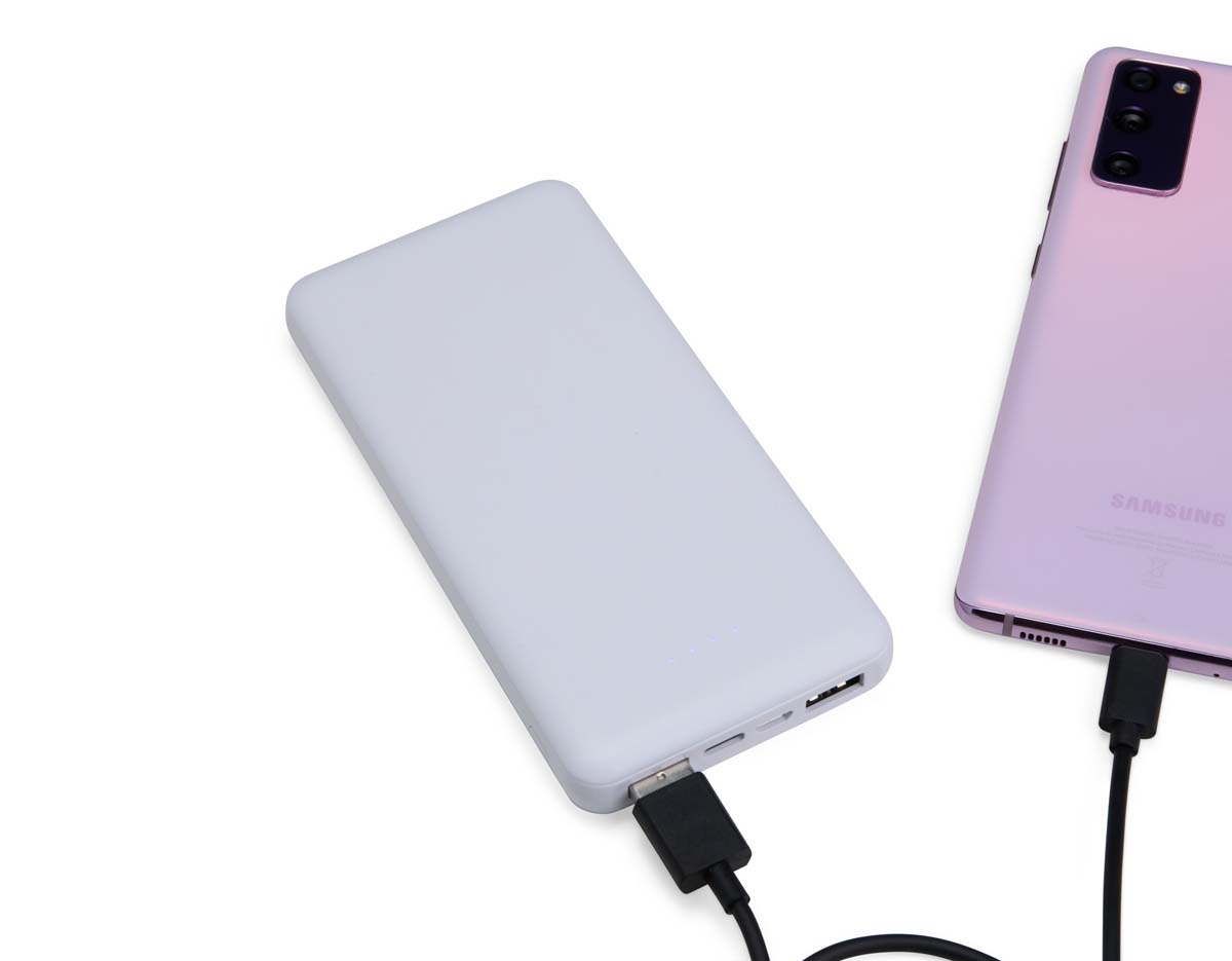 Não fique sem bateria nos momentos mais importantes do dia com o power bank de 10.000 mAh. Recarregue smartphones com toda a praticidade e rapidez utilizando uma de suas quatro entradas disponíveis: 2 portas USB, 1 porta Micro USB e outra USB-C. Com quatro luzes de LED para indicar a funcionalidade do carregador além de um botão lateral para fazer a ligação do dispositivo e iniciar a recarga. Sua entrada micro-USB 5V=2.1A e saída USB 5V=2.1A permitem aproveitamento de alto desempenho para um dia a dia tranquilo e livre de preocupações com a bateria do smartphone acabar na hora mais crucial. Não acompanha cabo USB.