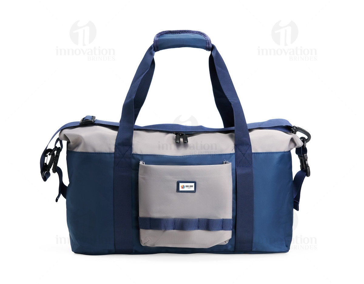 Bolsa esportiva de 18?L feita em poliéster e malha, resistente à água. Ideal para transportar uniformes, calçados e equipamentos, possui dois bolsos internos e dois externos. Conta com alças de mão com fecho em velcro e alça transversal removível e ajustável, oferecendo praticidade no transporte.