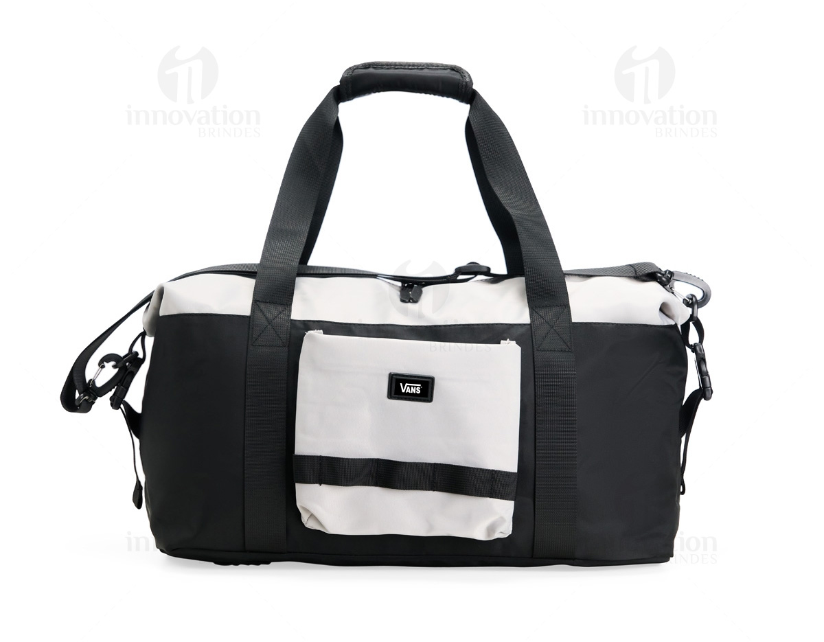 Bolsa esportiva de 18?L feita em poliéster e malha, resistente à água. Ideal para transportar uniformes, calçados e equipamentos, possui dois bolsos internos e dois externos. Conta com alças de mão com fecho em velcro e alça transversal removível e ajustável, oferecendo praticidade no transporte.