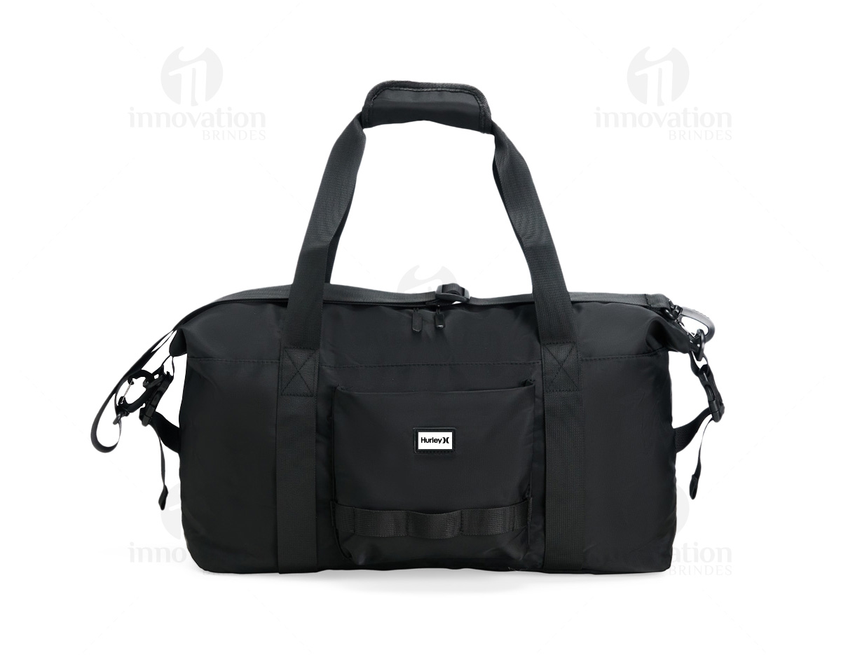 Bolsa esportiva de 18?L feita em poliéster e malha, resistente à água. Ideal para transportar uniformes, calçados e equipamentos, possui dois bolsos internos e dois externos. Conta com alças de mão com fecho em velcro e alça transversal removível e ajustável, oferecendo praticidade no transporte.