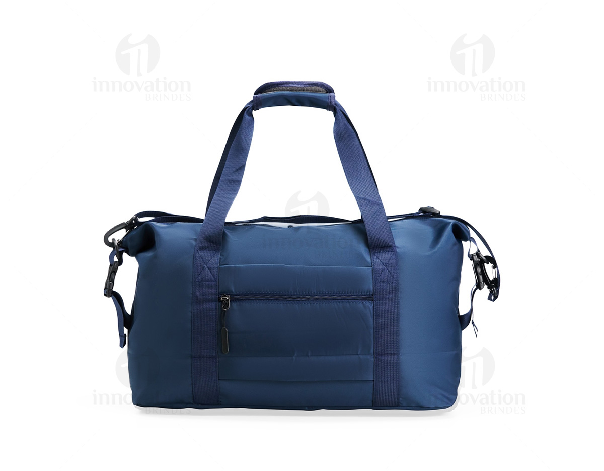 Bolsa esportiva de 18?L feita em poliéster e malha, resistente à água. Ideal para transportar uniformes, calçados e equipamentos, possui dois bolsos internos e dois externos. Conta com alças de mão com fecho em velcro e alça transversal removível e ajustável, oferecendo praticidade no transporte.