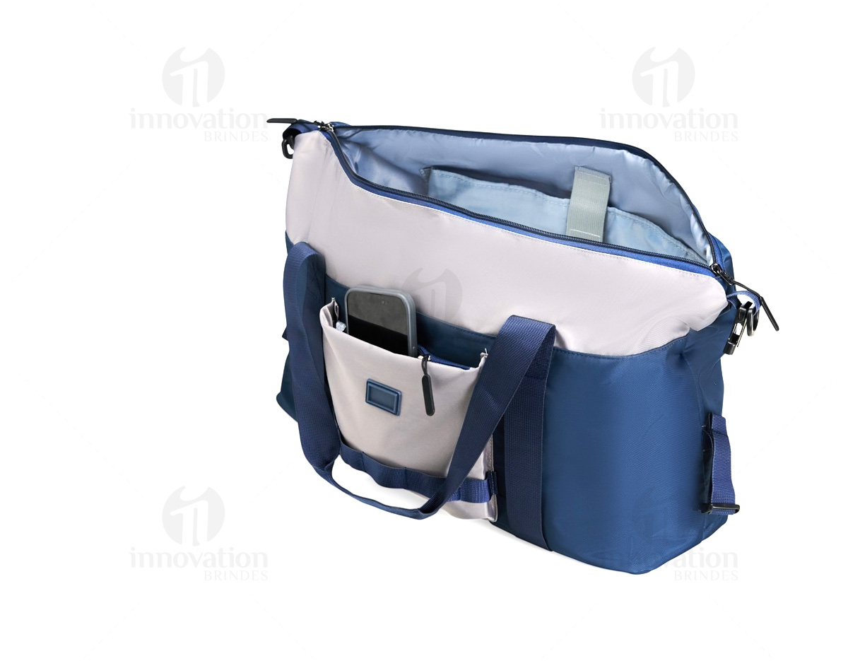 Bolsa esportiva de 18?L feita em poliéster e malha, resistente à água. Ideal para transportar uniformes, calçados e equipamentos, possui dois bolsos internos e dois externos. Conta com alças de mão com fecho em velcro e alça transversal removível e ajustável, oferecendo praticidade no transporte.