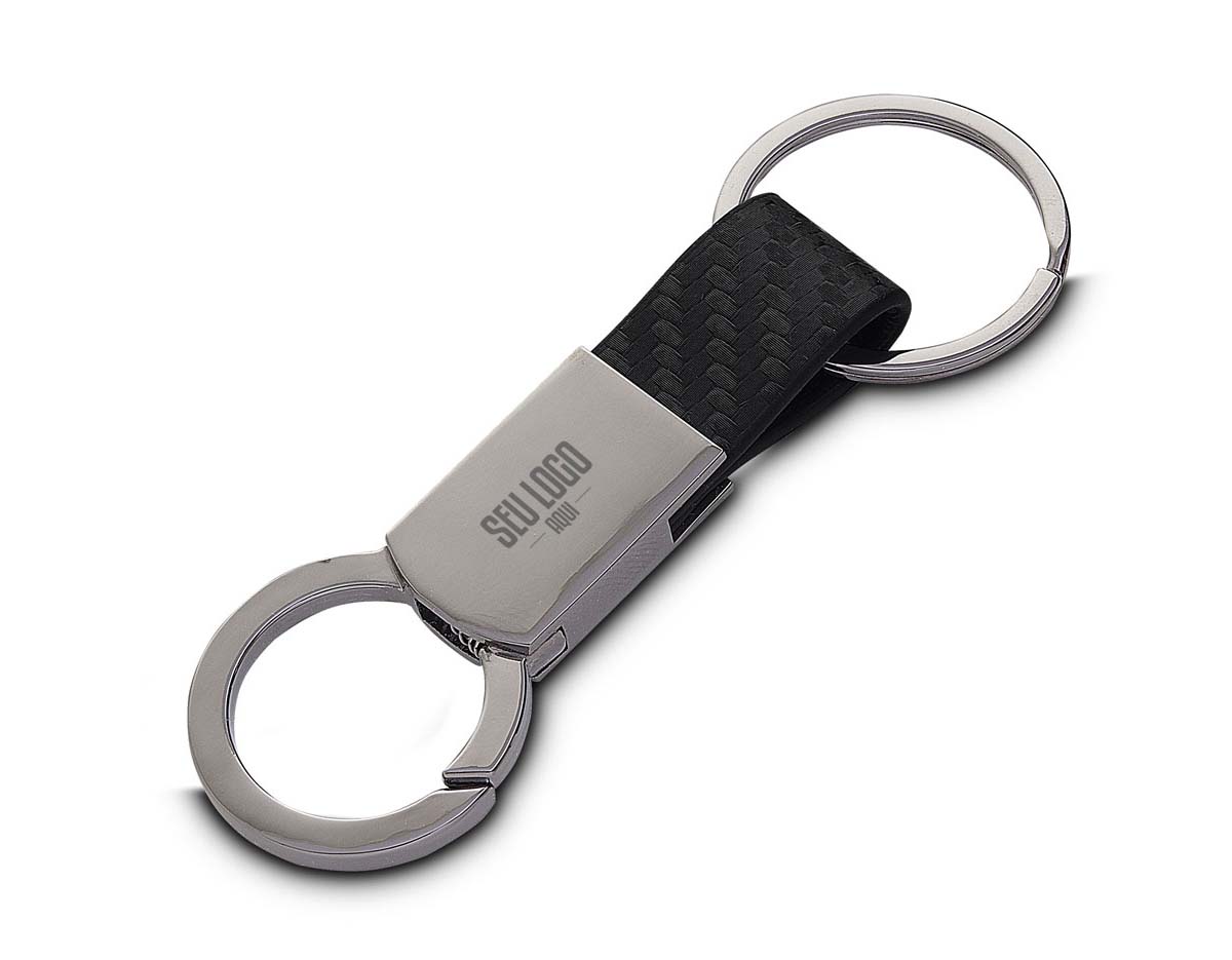 Chaveiro produzido com combinação de liga de zinco, ferro e alumínio, oferecendo alta durabilidade, resistência à corrosão e um acabamento sofisticado. Ideal para uso pessoal, brindes promocionais ou ações corporativas. Seu design versátil e robusto agrega valor à sua marca e praticidade ao dia a dia.