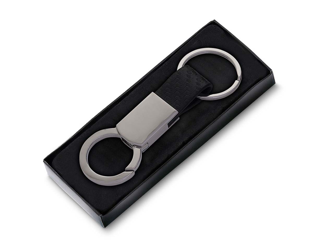 Chaveiro produzido com combinação de liga de zinco, ferro e alumínio, oferecendo alta durabilidade, resistência à corrosão e um acabamento sofisticado. Ideal para uso pessoal, brindes promocionais ou ações corporativas. Seu design versátil e robusto agrega valor à sua marca e praticidade ao dia a dia.