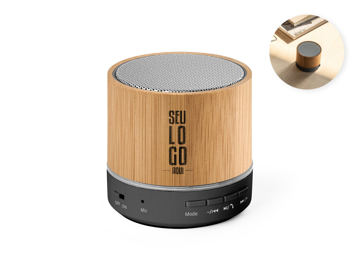 Caixa de som portátil com microfone, em bambu e ABS 100% reciclado, com transmissão sem fios BT 5.3. Tem potência de 3W, bateria com 400 mAh e autonomia aproximada de 4h30. Permite ainda as funções de atender chamadas, leitor de cartões microSD, entrada AUX e reprodução automática via porta USB-A. Incluso cabo de carregamento USB.