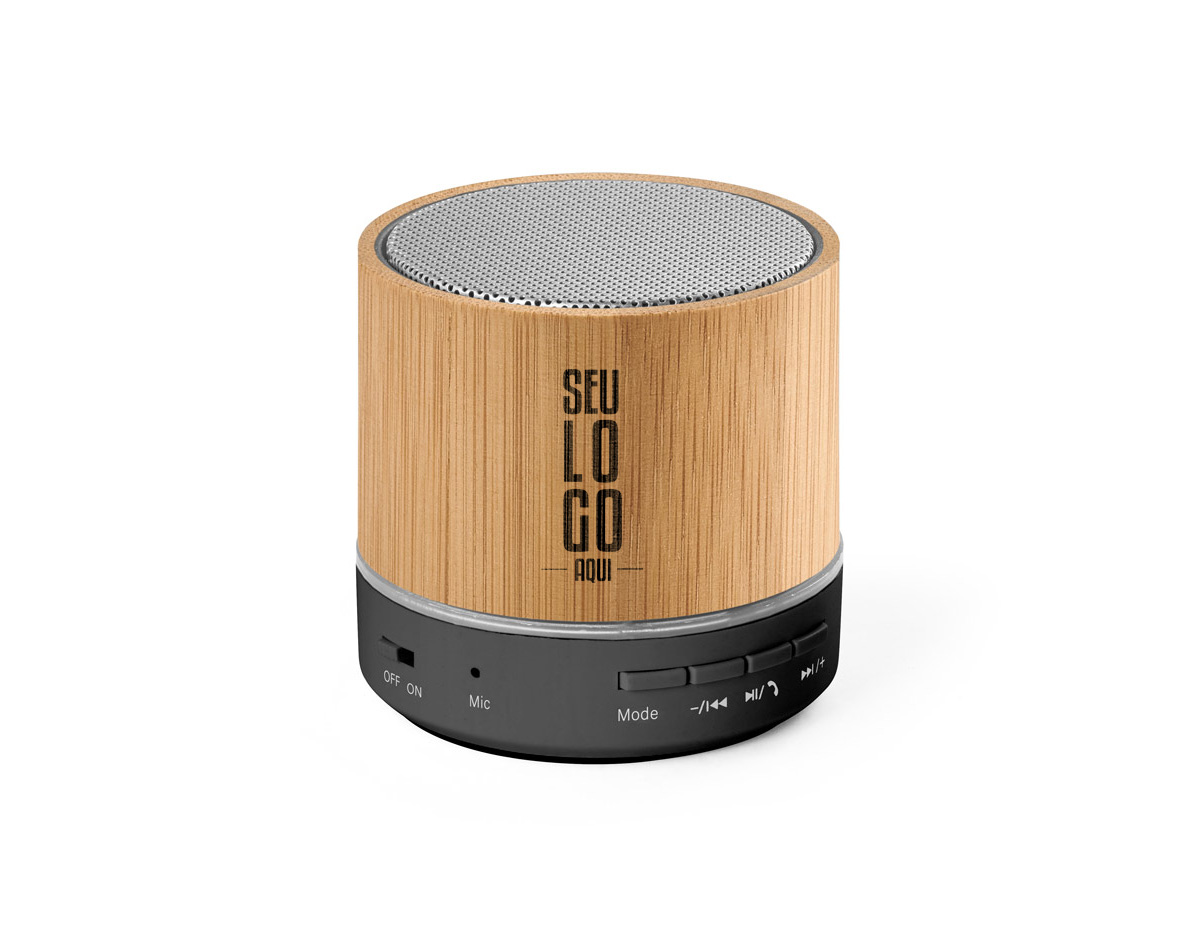 Caixa de som portátil com microfone, em bambu e ABS 100% reciclado, com transmissão sem fios BT 5.3. Tem potência de 3W, bateria com 400 mAh e autonomia aproximada de 4h30. Permite ainda as funções de atender chamadas, leitor de cartões microSD, entrada AUX e reprodução automática via porta USB-A. Incluso cabo de carregamento USB.