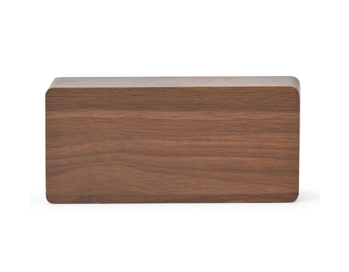 Relógio despertador de madeira com painel LED que exibe hora, data e temperatura. Permite programar até três alarmes com horários e frequências distintas. Funciona com 4 pilhas AAA (não inclusas) ou via cabo USB DC 5V (incluso). Une design elegante com funcionalidades práticas.