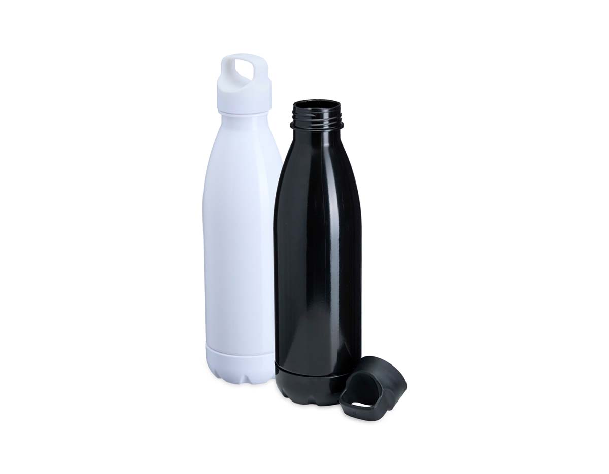 Garrafa de 680ml feita em PVC, ideal para o dia a dia. Possui tampa rosqueável em ABS com alça fixa para transporte ou fixação em mochilas. Conta ainda com fundo removível, o que facilita a limpeza e evita contato direto com superfícies. Projetada para praticidade em rotinas movimentadas.