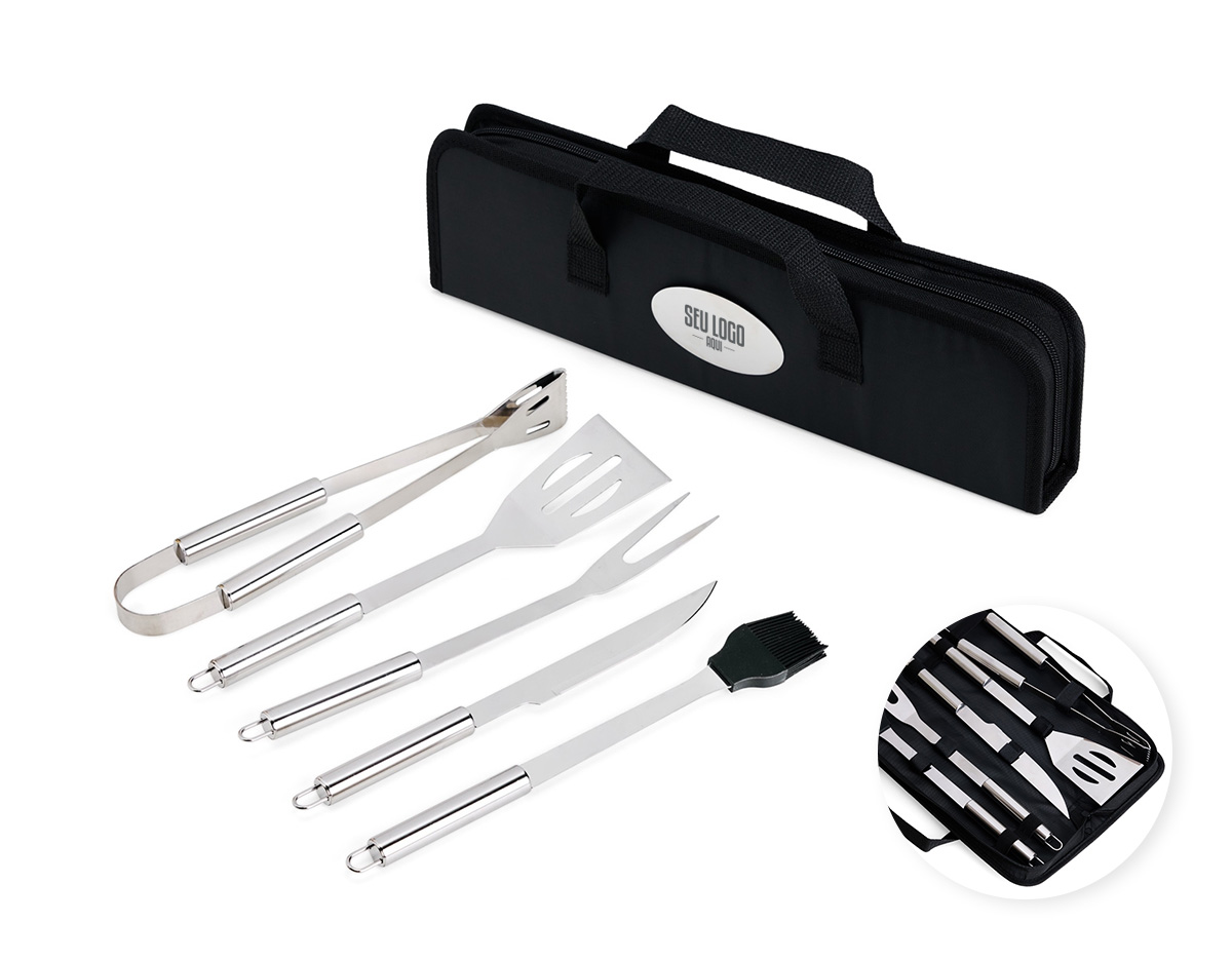 Um kit ideal para acompanhar momentos de confraternização marcantes que apenas um bom churrasco pode proporcionar. O nosso kit traz 5 itens em aço inox indispensáveis para preparar um bom churrasco: 1 faca de 6,2 polegadas de lâmina, um garfo, 1 espátula, 1 pincel com cerdas de silicone e 1 pegador. Além disso, ele acompanha um estojo de nylon com um par de alças fixas para dar maior facilidade de transporte, além de uma placa metálica personalizável com verso autoadesivo.