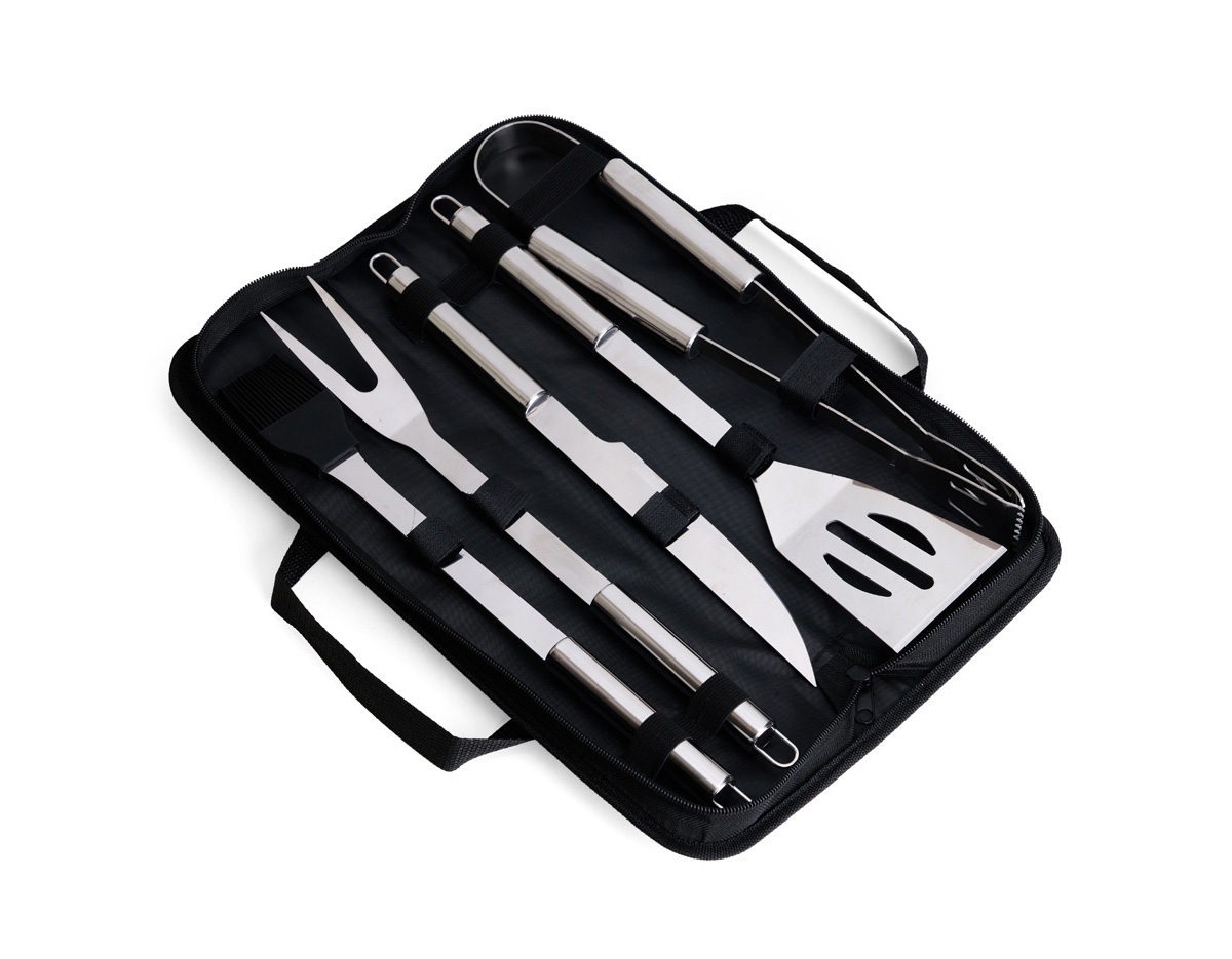 Um kit ideal para acompanhar momentos de confraternização marcantes que apenas um bom churrasco pode proporcionar. O nosso kit traz 5 itens em aço inox indispensáveis para preparar um bom churrasco: 1 faca de 6,2 polegadas de lâmina, um garfo, 1 espátula, 1 pincel com cerdas de silicone e 1 pegador. Além disso, ele acompanha um estojo de nylon com um par de alças fixas para dar maior facilidade de transporte, além de uma placa metálica personalizável com verso autoadesivo.