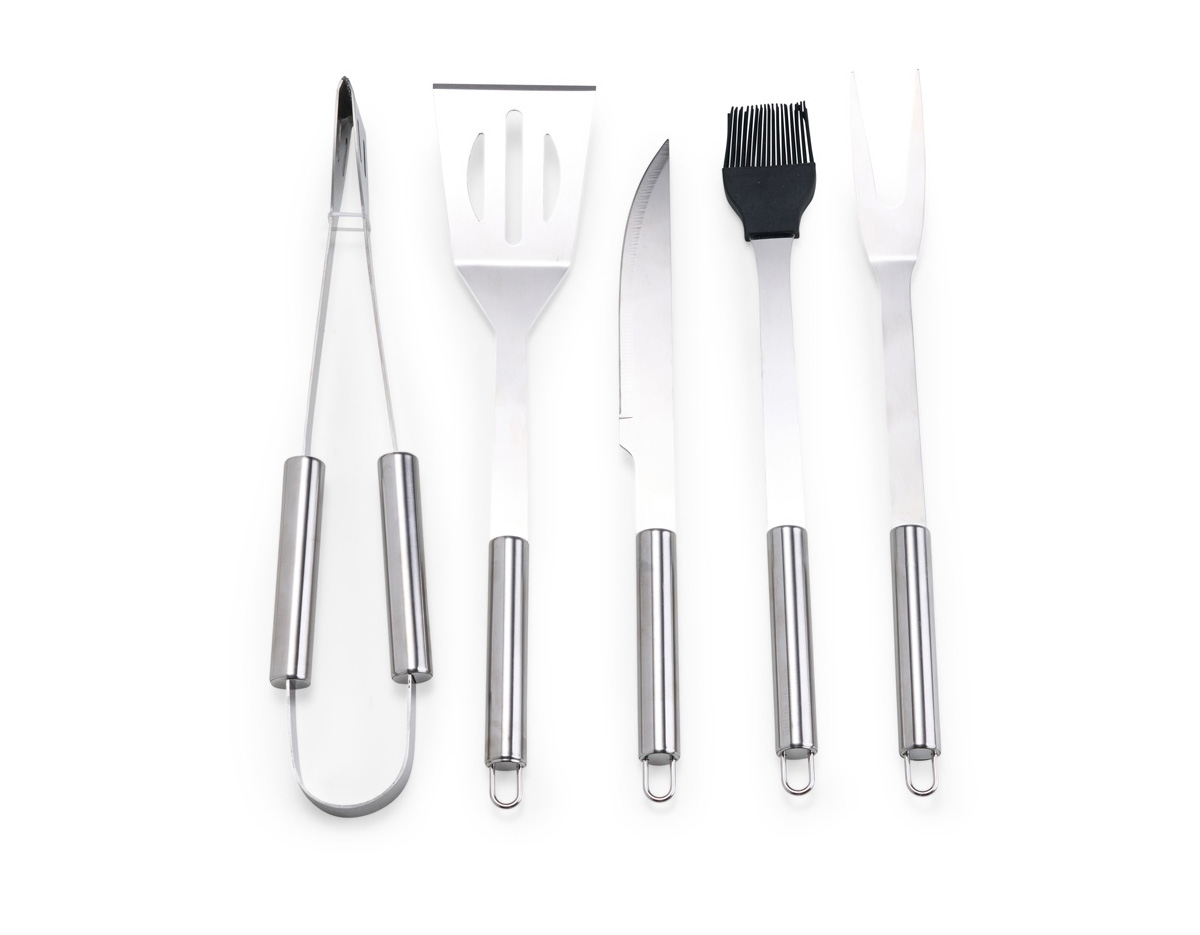 Um kit ideal para acompanhar momentos de confraternização marcantes que apenas um bom churrasco pode proporcionar. O nosso kit traz 5 itens em aço inox indispensáveis para preparar um bom churrasco: 1 faca de 6,2 polegadas de lâmina, um garfo, 1 espátula, 1 pincel com cerdas de silicone e 1 pegador. Além disso, ele acompanha um estojo de nylon com um par de alças fixas para dar maior facilidade de transporte, além de uma placa metálica personalizável com verso autoadesivo.
