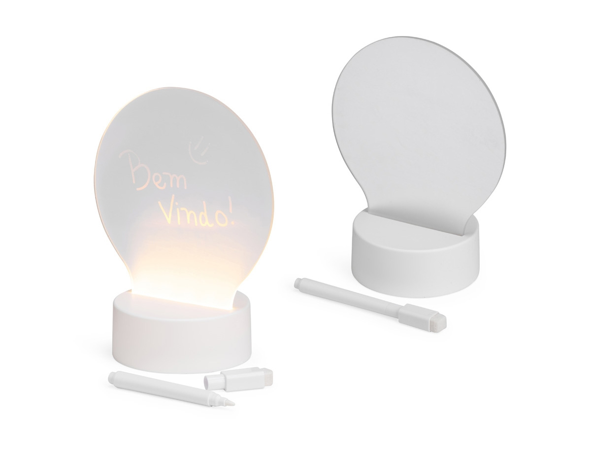 Essa luminária de LED de mesa une funcionalidade e personalização: sua tela acrílica 3D permite escrever mensagens, lembretes ou desenhos, que podem ser apagados e reescritos com a caneta plástica integrada. Alimentada por cabo USB integrado à base plástica ou por 3 pilhas AAA (não inclusas), oferece iluminação suave e interatividade.