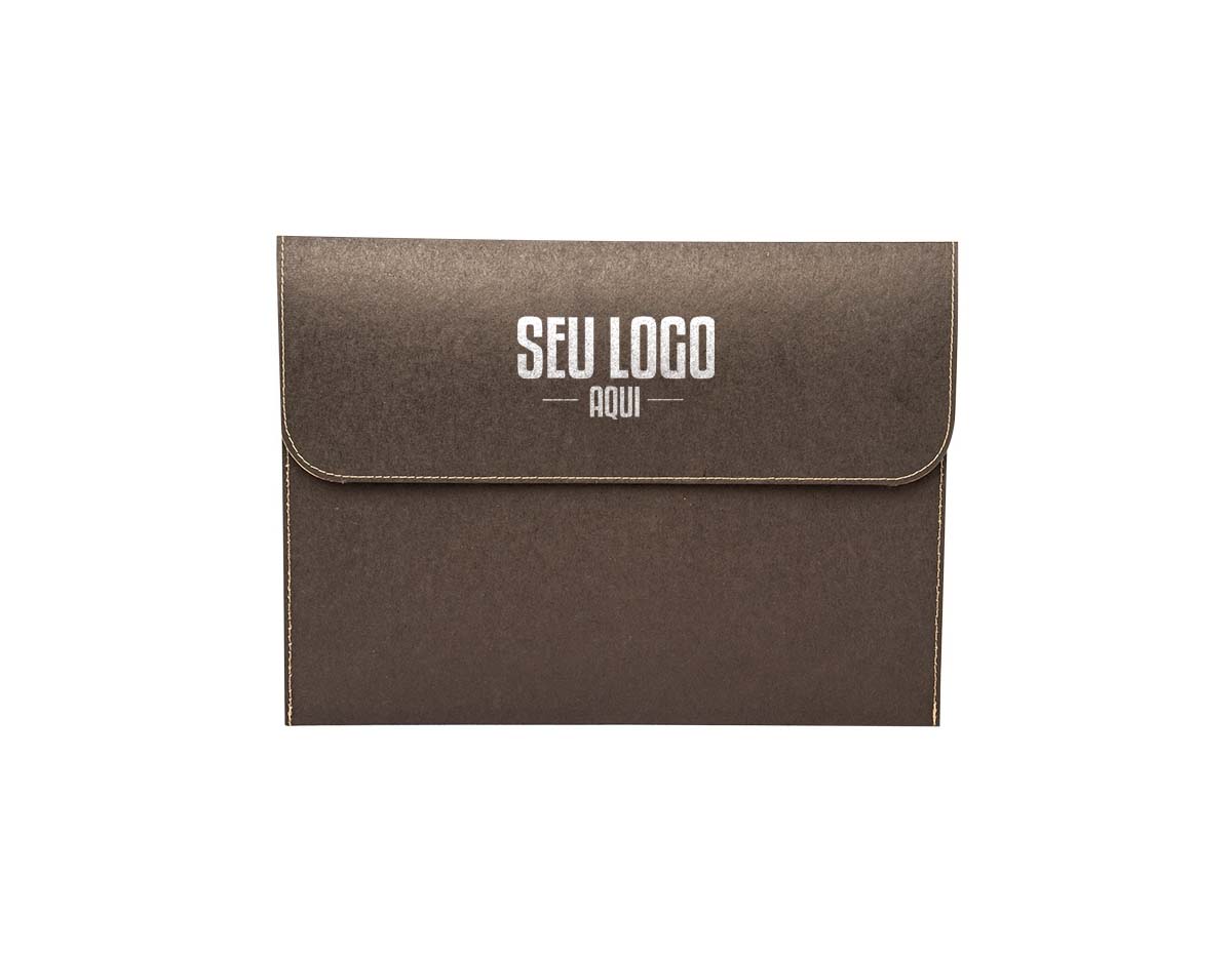 Pasta envelope ecológica feita em kraft, com abertura superior e botão imantado para fechamento. Possui laterais costuradas, garantindo maior resistência e durabilidade. Ideal para organizar documentos de forma prática e sustentável.