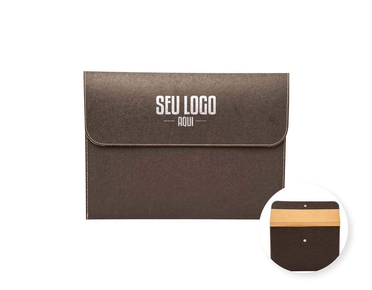 Pasta envelope ecológica feita em kraft, com abertura superior e botão imantado para fechamento. Possui laterais costuradas, garantindo maior resistência e durabilidade. Ideal para organizar documentos de forma prática e sustentável.