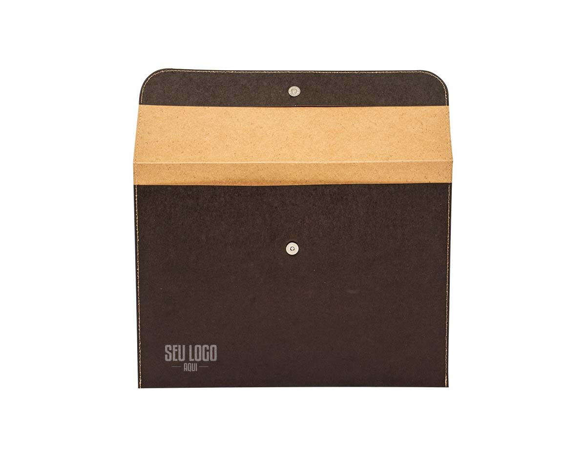 Pasta envelope ecológica feita em kraft, com abertura superior e botão imantado para fechamento. Possui laterais costuradas, garantindo maior resistência e durabilidade. Ideal para organizar documentos de forma prática e sustentável.