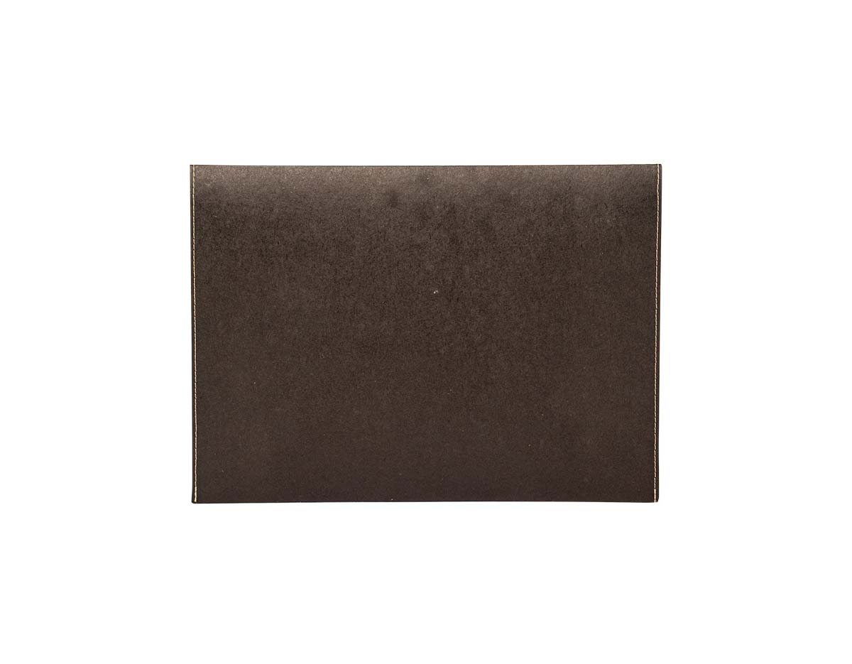 Pasta envelope ecológica feita em kraft, com abertura superior e botão imantado para fechamento. Possui laterais costuradas, garantindo maior resistência e durabilidade. Ideal para organizar documentos de forma prática e sustentável.