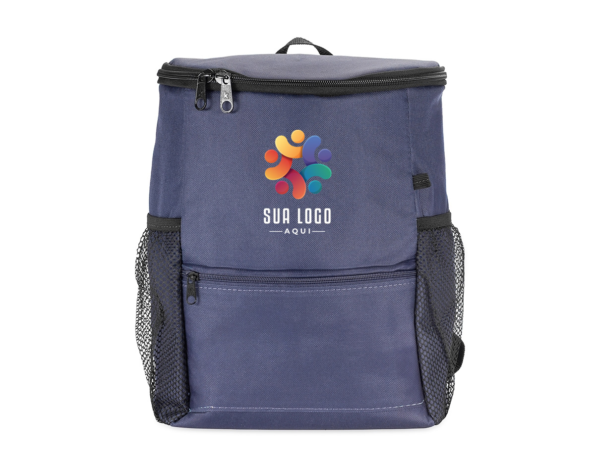Leve alimentos e bebidas frescos por mais tempo em uma mochila térmica totalmente prática. Feita em nylon resistente à água, com revestimento interno em PEVA atóxico antivazamento e com capacidade máxima de 10 litros, esta mochila é uma opção versátil para carregar marmitas e lanches para o trabalho, escola, faculdade ou demais ambientes. Possui bolso em zíper na parte frontal e traseira para guardar pequenos objetos, além de um par de bolsos laterais em telas sob medidas para garrafas, o que contribui com mais possibilidades de organização para um melhor uso no dia a dia.