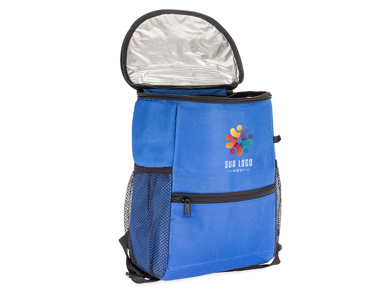 Leve alimentos e bebidas frescos por mais tempo em uma mochila térmica totalmente prática. Feita em nylon resistente à água, com revestimento interno em PEVA atóxico antivazamento e com capacidade máxima de 10 litros, esta mochila é uma opção versátil para carregar marmitas e lanches para o trabalho, escola, faculdade ou demais ambientes. Possui bolso em zíper na parte frontal e traseira para guardar pequenos objetos, além de um par de bolsos laterais em telas sob medidas para garrafas, o que contribui com mais possibilidades de organização para um melhor uso no dia a dia.