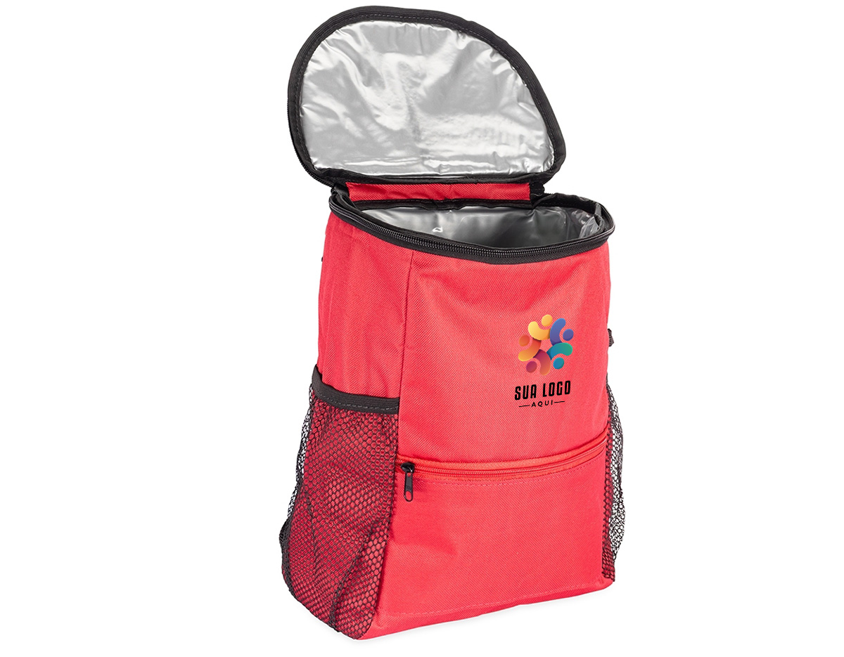 Leve alimentos e bebidas frescos por mais tempo em uma mochila térmica totalmente prática. Feita em nylon resistente à água, com revestimento interno em PEVA atóxico antivazamento e com capacidade máxima de 10 litros, esta mochila é uma opção versátil para carregar marmitas e lanches para o trabalho, escola, faculdade ou demais ambientes. Possui bolso em zíper na parte frontal e traseira para guardar pequenos objetos, além de um par de bolsos laterais em telas sob medidas para garrafas, o que contribui com mais possibilidades de organização para um melhor uso no dia a dia.