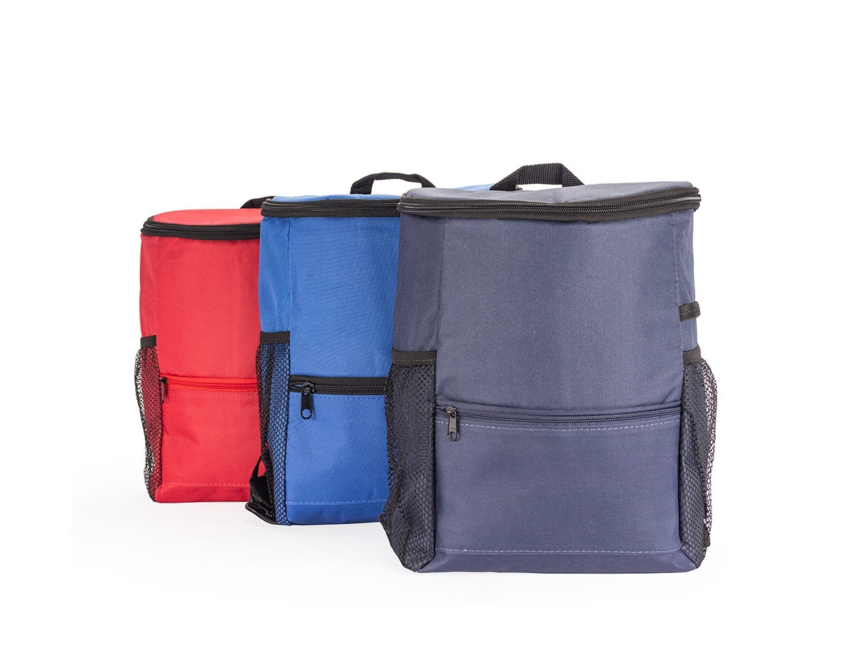 Leve alimentos e bebidas frescos por mais tempo em uma mochila térmica totalmente prática. Feita em nylon resistente à água, com revestimento interno em PEVA atóxico antivazamento e com capacidade máxima de 10 litros, esta mochila é uma opção versátil para carregar marmitas e lanches para o trabalho, escola, faculdade ou demais ambientes. Possui bolso em zíper na parte frontal e traseira para guardar pequenos objetos, além de um par de bolsos laterais em telas sob medidas para garrafas, o que contribui com mais possibilidades de organização para um melhor uso no dia a dia.