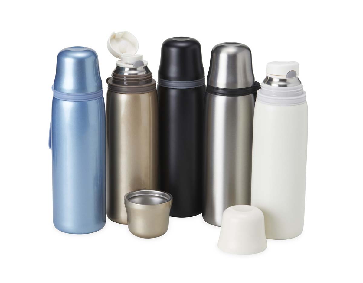 Garrafa térmica feita em inox 304 com parede dupla, capacidade de 850ml. Com alça emborrachada para transporte, a garrafa contém filtro infusor, tampa com botão de acionamento e tampa externa utilizável como copo.