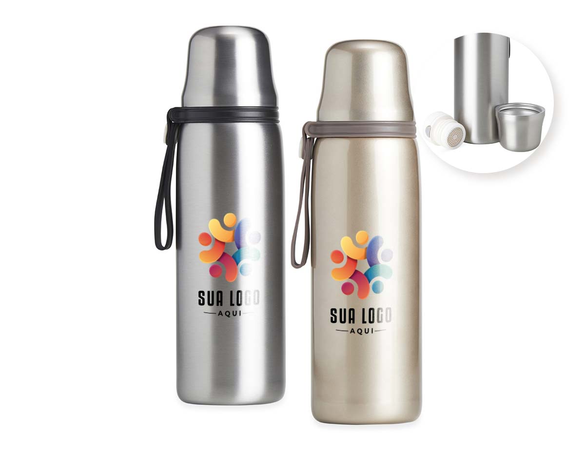 Garrafa térmica feita em inox 304 com parede dupla, capacidade de 850ml. Com alça emborrachada para transporte, a garrafa contém filtro infusor, tampa com botão de acionamento e tampa externa utilizável como copo.