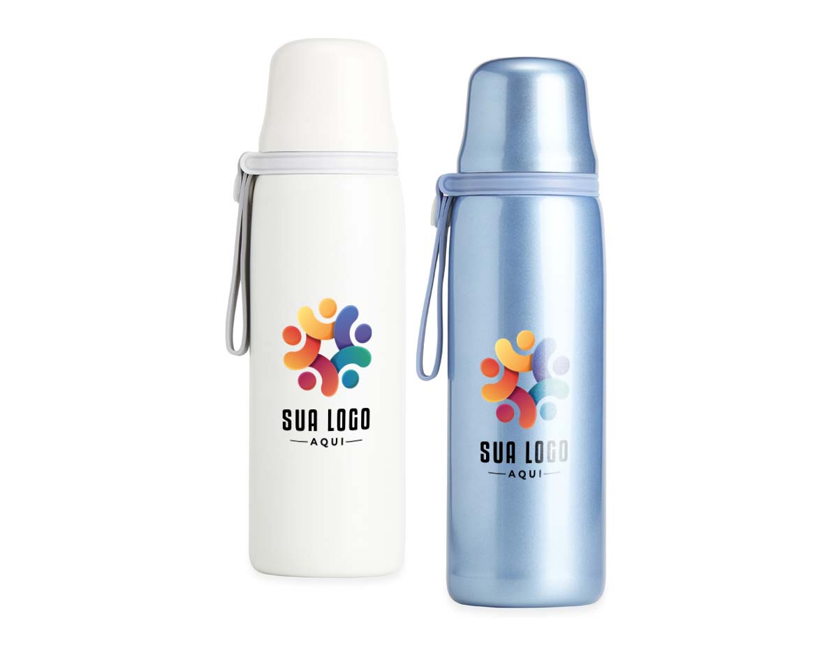 Garrafa térmica feita em inox 304 com parede dupla, capacidade de 850ml. Com alça emborrachada para transporte, a garrafa contém filtro infusor, tampa com botão de acionamento e tampa externa utilizável como copo.