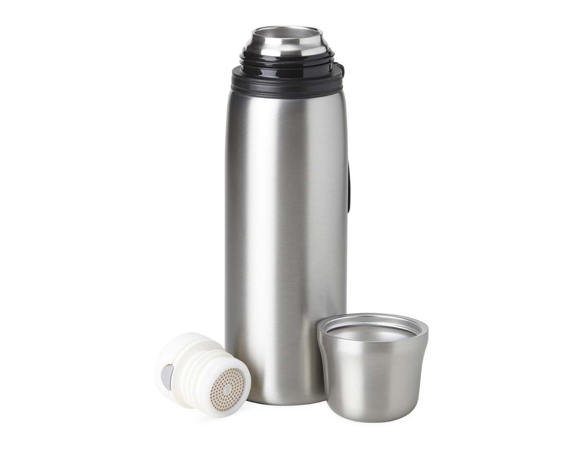 Garrafa térmica feita em inox 304 com parede dupla, capacidade de 850ml. Com alça emborrachada para transporte, a garrafa contém filtro infusor, tampa com botão de acionamento e tampa externa utilizável como copo.