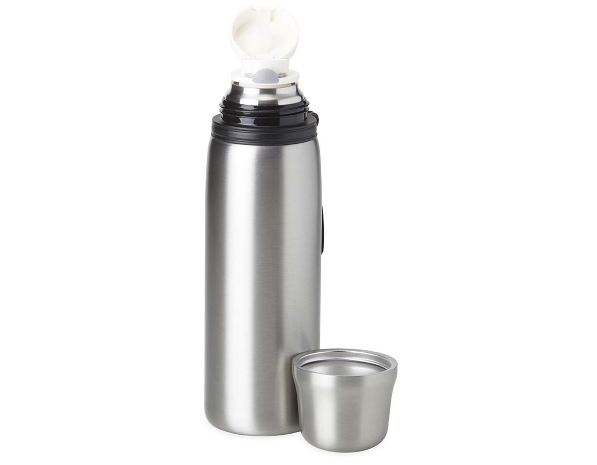 Garrafa térmica feita em inox 304 com parede dupla, capacidade de 850ml. Com alça emborrachada para transporte, a garrafa contém filtro infusor, tampa com botão de acionamento e tampa externa utilizável como copo.