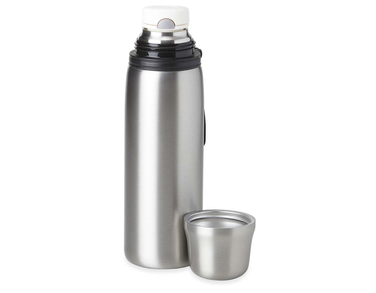 Garrafa térmica feita em inox 304 com parede dupla, capacidade de 850ml. Com alça emborrachada para transporte, a garrafa contém filtro infusor, tampa com botão de acionamento e tampa externa utilizável como copo.