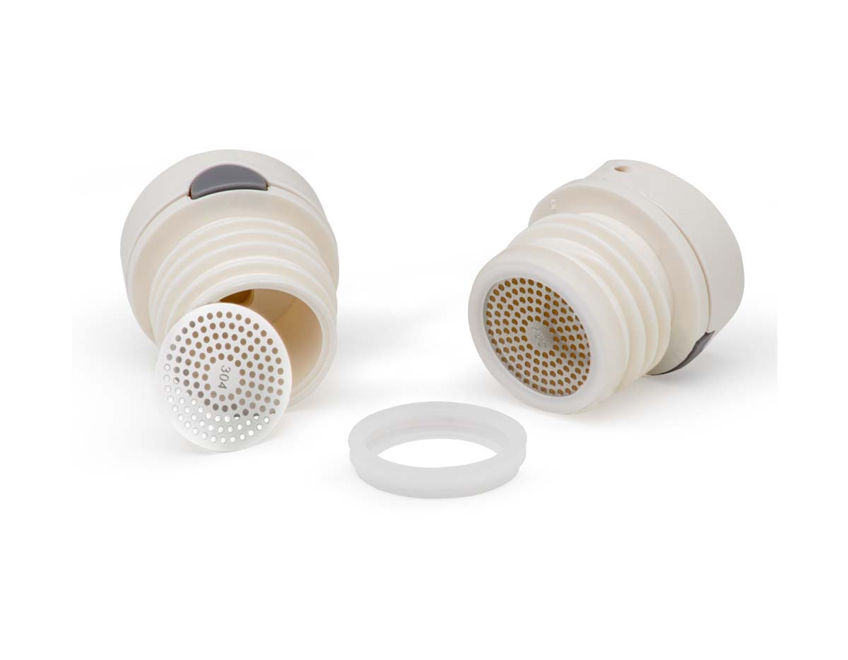 Garrafa térmica feita em inox 304 com parede dupla, capacidade de 850ml. Com alça emborrachada para transporte, a garrafa contém filtro infusor, tampa com botão de acionamento e tampa externa utilizável como copo.