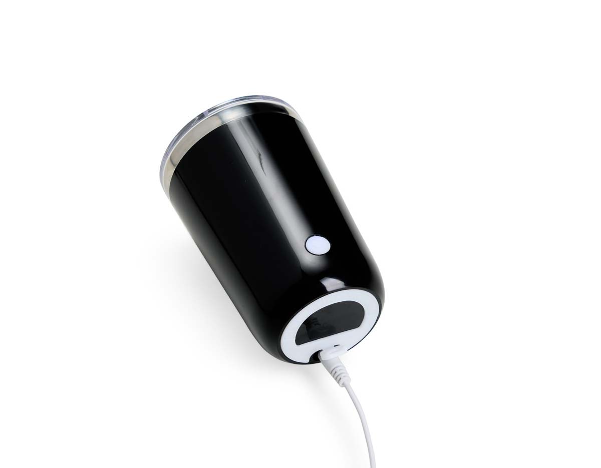 Copo plástico com misturador magnético de 300ml, ideal para misturar líquidos e pós como café, chá e proteínas. Possui motor de alta velocidade acionado por um clique, corpo em aço inox SUS 304, tampa acrílica com bocal e trava, além de recarga via USB.  Obs. Lavar o produto com cuidado para que a água não entre em contato com o circuito elétrico e não o danifique.