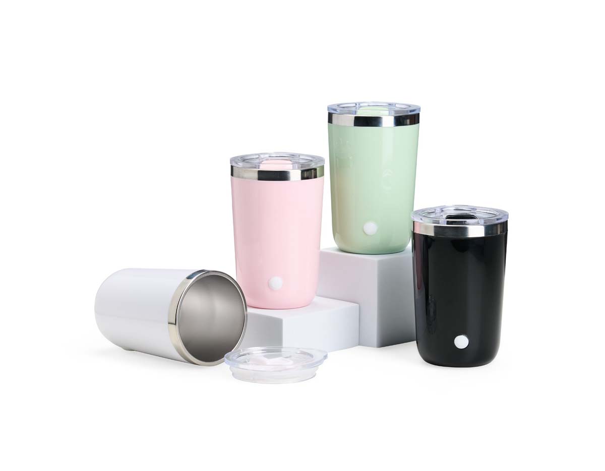 Copo plástico com misturador magnético de 300ml, ideal para misturar líquidos e pós como café, chá e proteínas. Possui motor de alta velocidade acionado por um clique, corpo em aço inox SUS 304, tampa acrílica com bocal e trava, além de recarga via USB.  Obs. Lavar o produto com cuidado para que a água não entre em contato com o circuito elétrico e não o danifique.