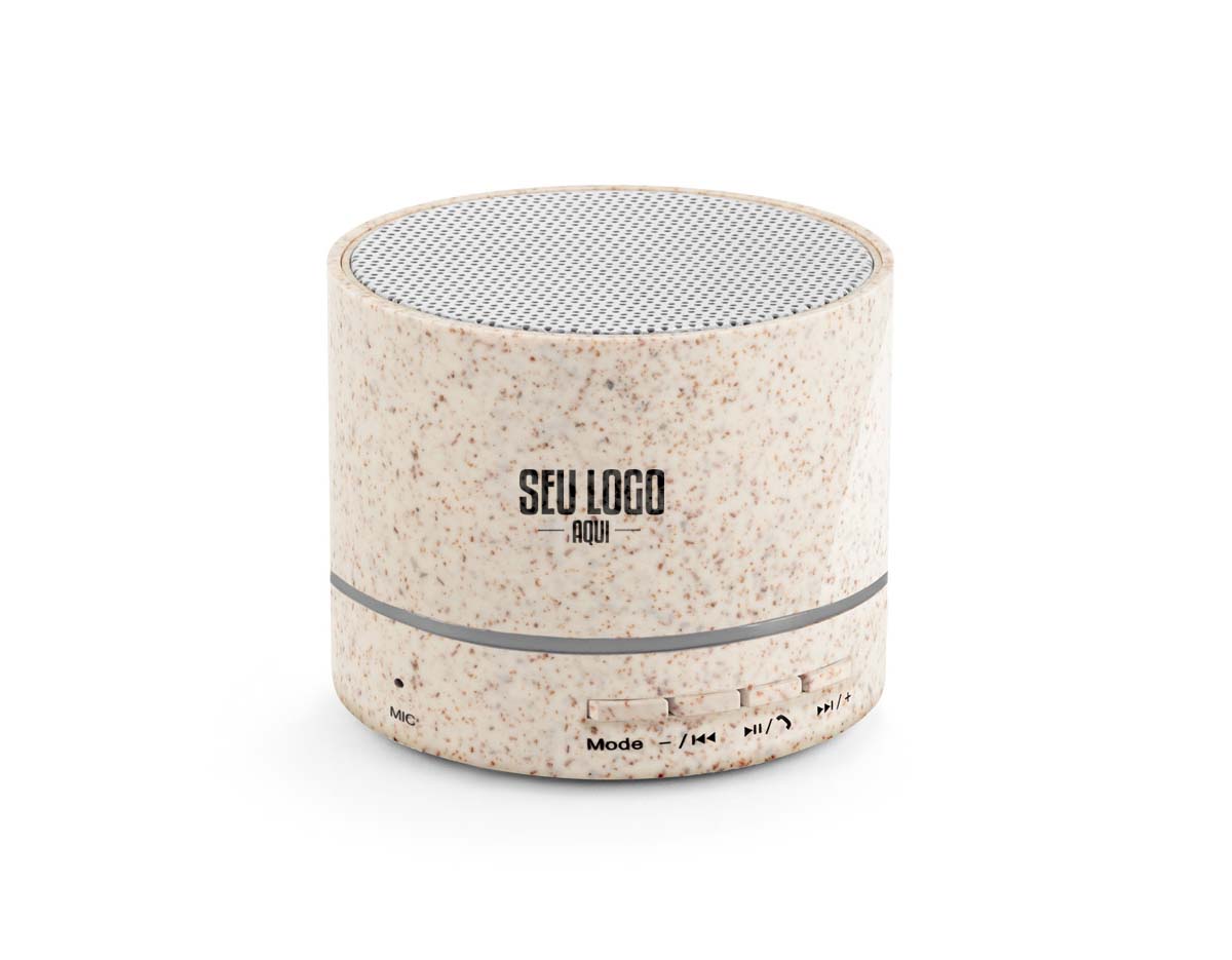 Caixa de som portátil com microfone, feita de fibra de palha de trigo e ABS reciclado. Possui BT 5.3, potência de 3W, bateria de 400 mAh e autonomia de cerca de 4h30. Conta com leitor de cartão microSD, entrada AUX, USB-A, e atende chamadas. Acompanha cabo USB e caixa kraft reutilizável como suporte.
