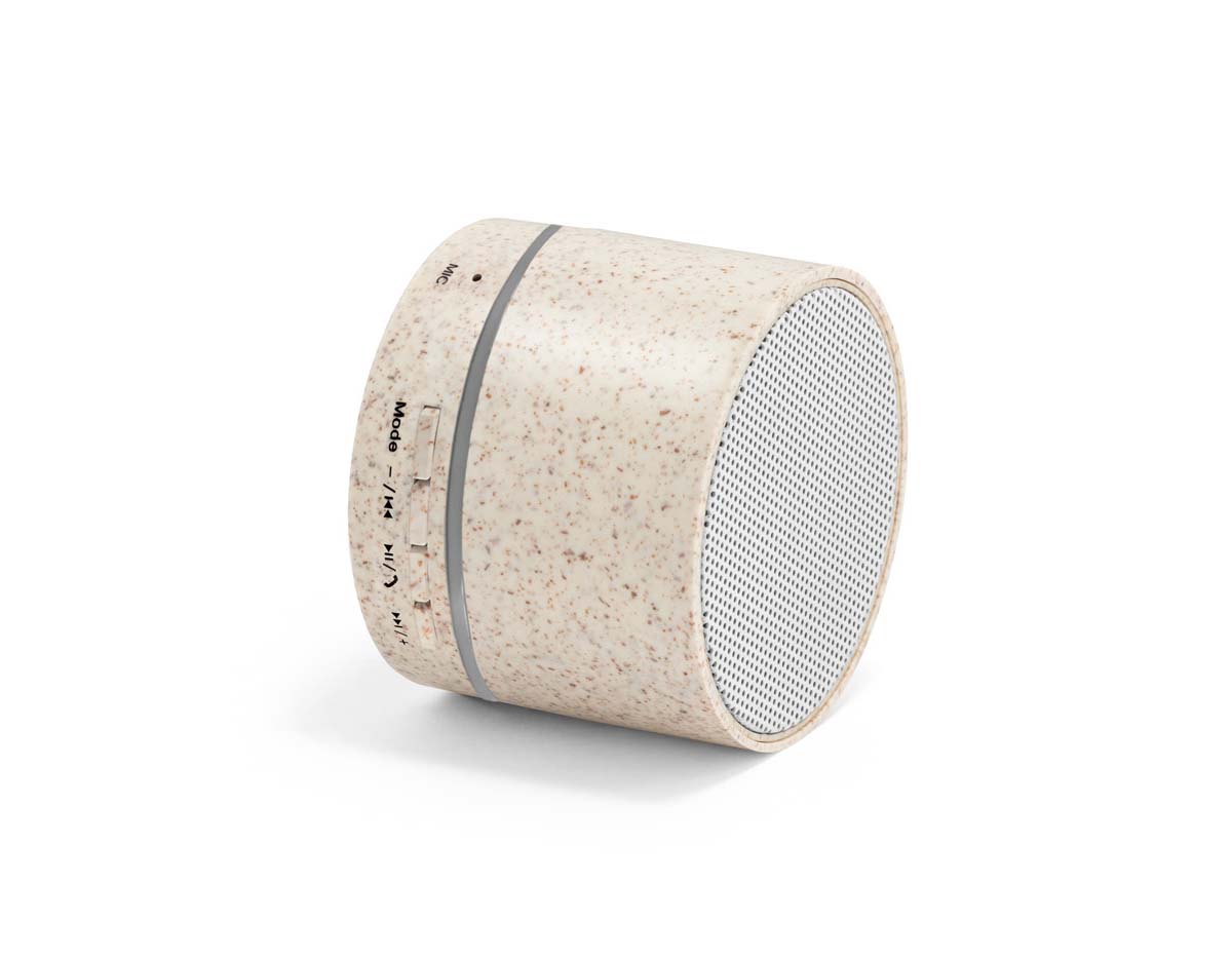 Caixa de som portátil com microfone, feita de fibra de palha de trigo e ABS reciclado. Possui BT 5.3, potência de 3W, bateria de 400 mAh e autonomia de cerca de 4h30. Conta com leitor de cartão microSD, entrada AUX, USB-A, e atende chamadas. Acompanha cabo USB e caixa kraft reutilizável como suporte.