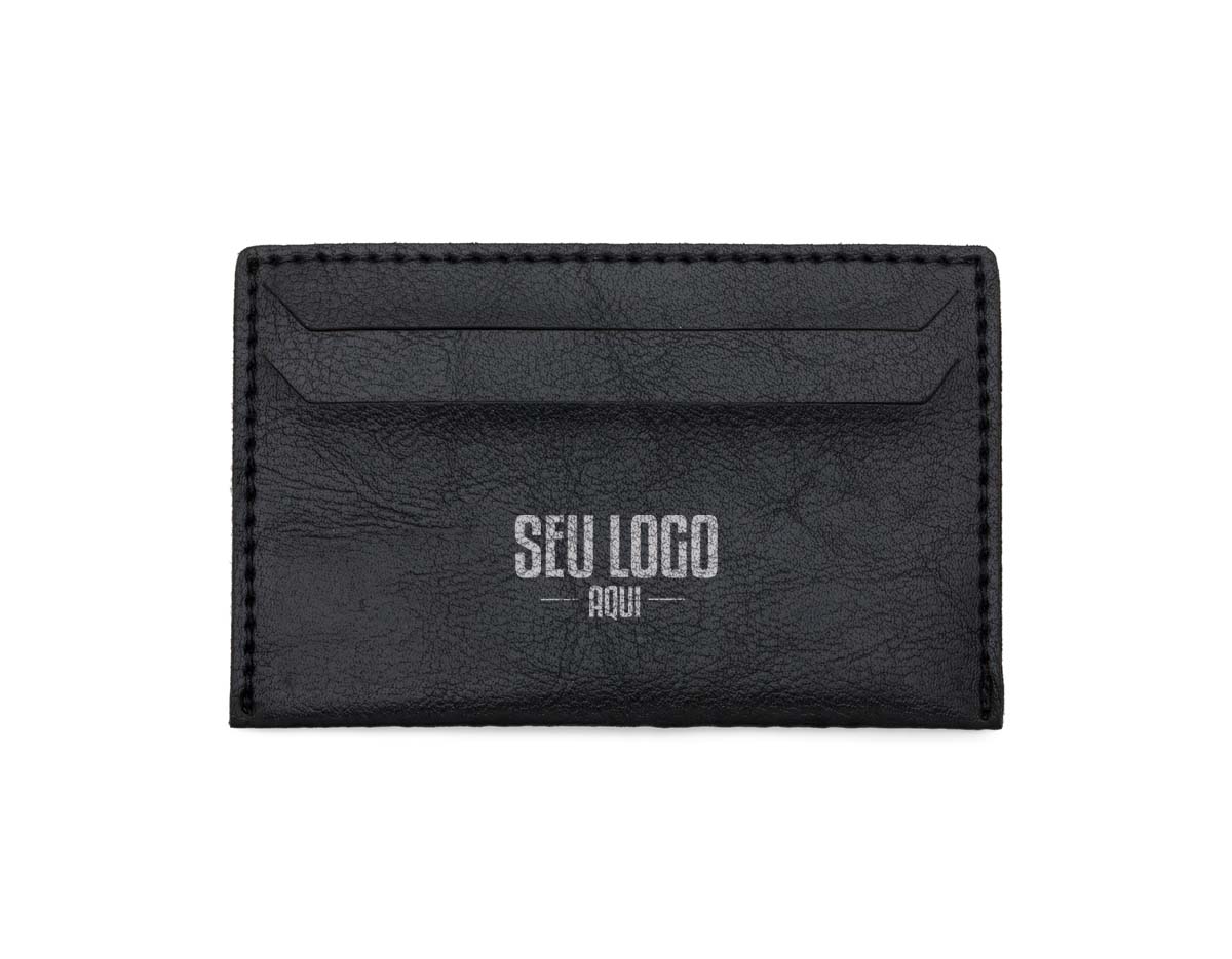 Porta-cartão confeccionado em couro sintético de acabamento elegante, com duas divisórias frontais para cartões e verso liso, ideal para uso corporativo ou brinde promocional sofisticado.