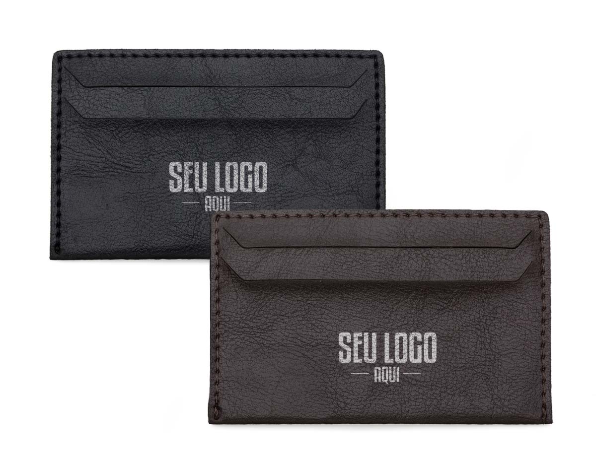 Porta-cartão confeccionado em couro sintético de acabamento elegante, com duas divisórias frontais para cartões e verso liso, ideal para uso corporativo ou brinde promocional sofisticado.