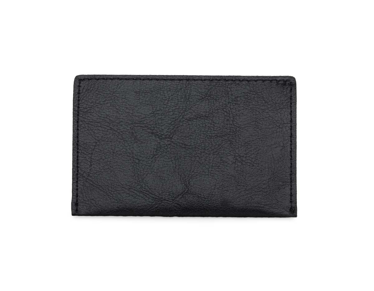Porta-cartão confeccionado em couro sintético de acabamento elegante, com duas divisórias frontais para cartões e verso liso, ideal para uso corporativo ou brinde promocional sofisticado.