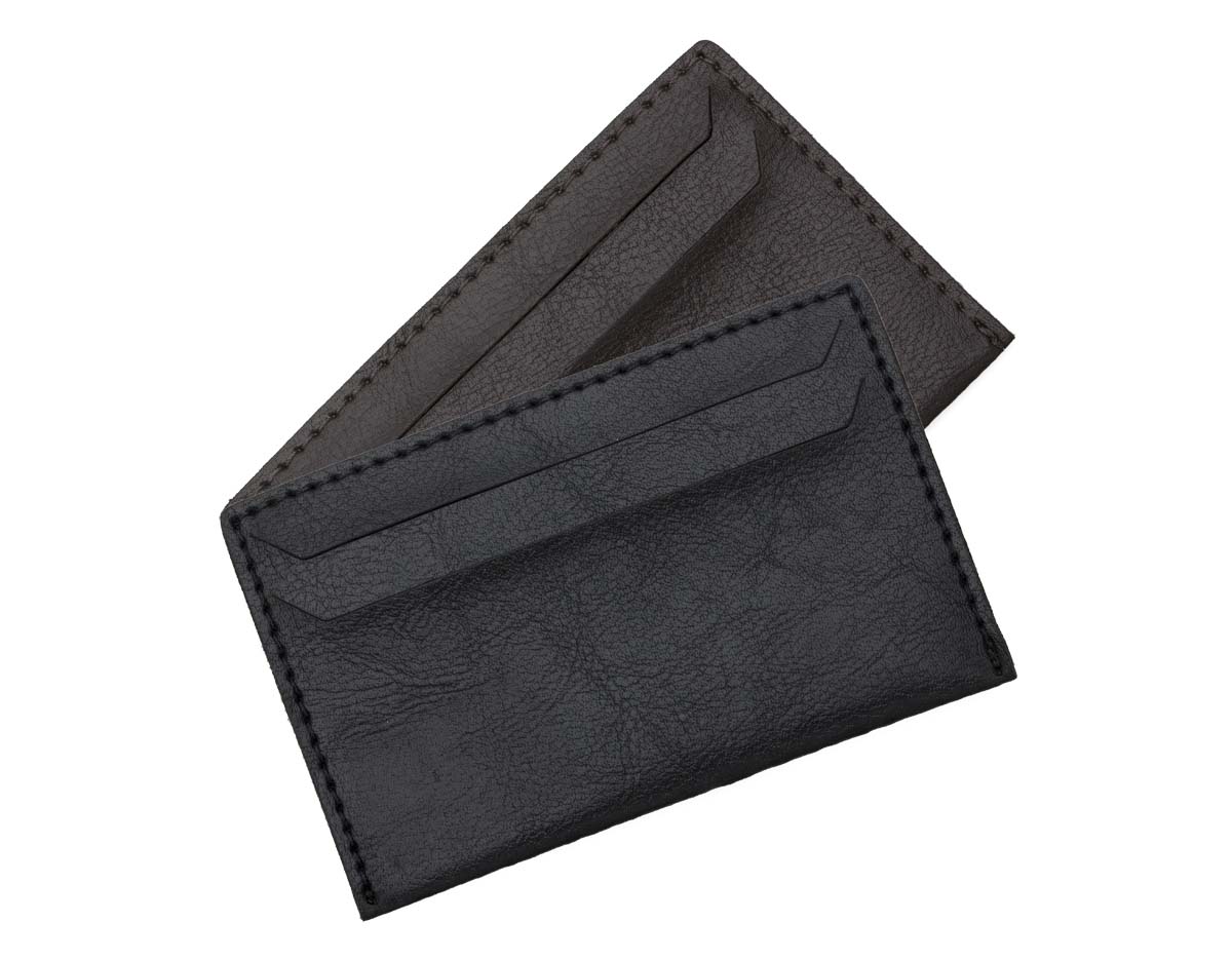 Porta-cartão confeccionado em couro sintético de acabamento elegante, com duas divisórias frontais para cartões e verso liso, ideal para uso corporativo ou brinde promocional sofisticado.