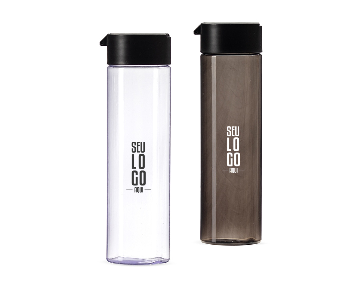 Ideal para acompanhar sua rotina com praticidade, esta garrafa é a escolha perfeita para manter a hidratação em dia em qualquer lugar. Fabricada em PVC resistente e leve, possui capacidade de 700ml, tampa rosqueável segura e alça circular integrada, que facilita o transporte na mão ou permite pendurar em mochilas, ganchos e alças. Funcional e versátil, é perfeita para o dia a dia, atividades ao ar livre, trabalho ou academia.