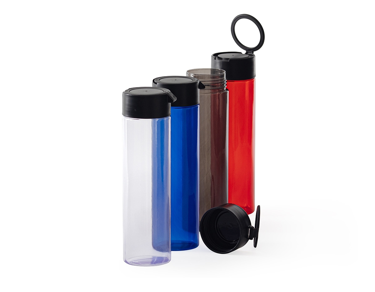 Ideal para acompanhar sua rotina com praticidade, esta garrafa é a escolha perfeita para manter a hidratação em dia em qualquer lugar. Fabricada em PVC resistente e leve, possui capacidade de 700ml, tampa rosqueável segura e alça circular integrada, que facilita o transporte na mão ou permite pendurar em mochilas, ganchos e alças. Funcional e versátil, é perfeita para o dia a dia, atividades ao ar livre, trabalho ou academia.
