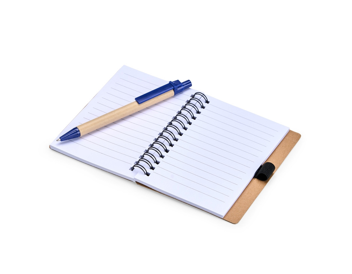 Caderno com capa de papelão e detalhe vazado em forma de símbolo de reciclagem. Possui encadernação Wire-O, cerca de 70 folhas pautadas brancas e elástico para caneta. Acompanha esferográfica azul (1,0 mm), com corpo em papelão, clique e ponteira plástica. Ideal para anotações diárias.