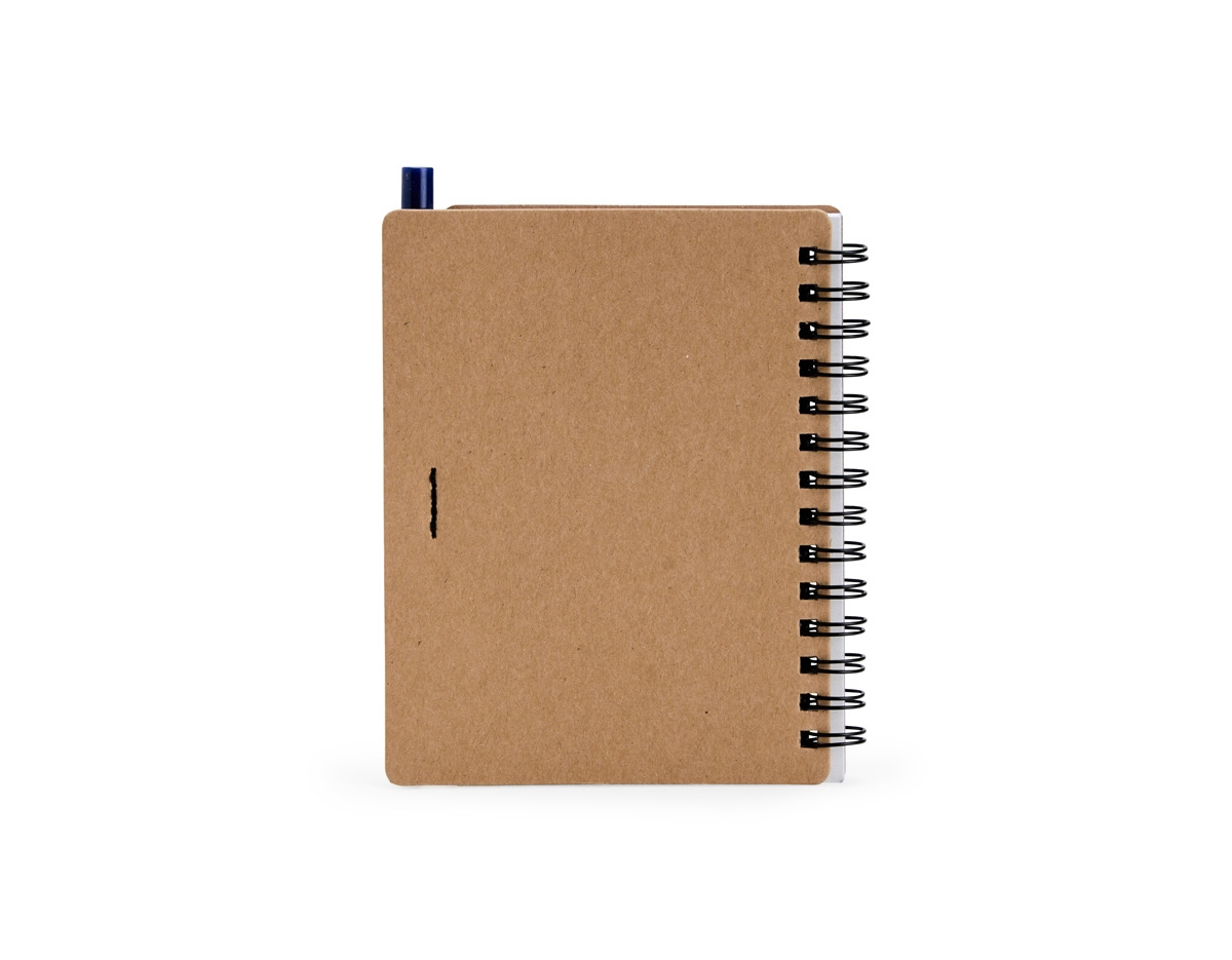 Caderno com capa de papelão e detalhe vazado em forma de símbolo de reciclagem. Possui encadernação Wire-O, cerca de 70 folhas pautadas brancas e elástico para caneta. Acompanha esferográfica azul (1,0 mm), com corpo em papelão, clique e ponteira plástica. Ideal para anotações diárias.