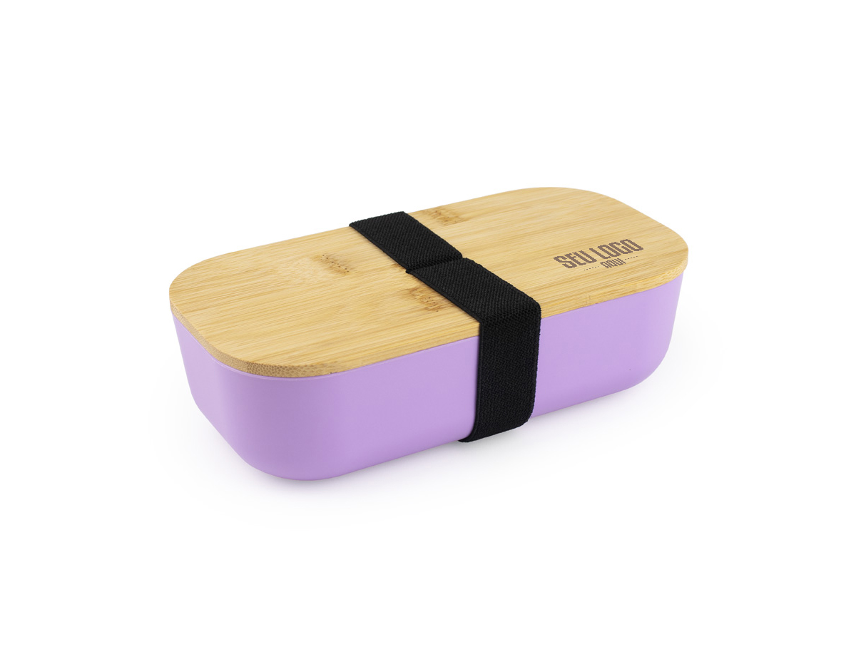 Lancheira de 700ml feita em plástico RPET, com tampa de bambu e alça elástica. Compacta, sustentável e perfeita para transportar refeições com estilo e praticidade no dia a dia.