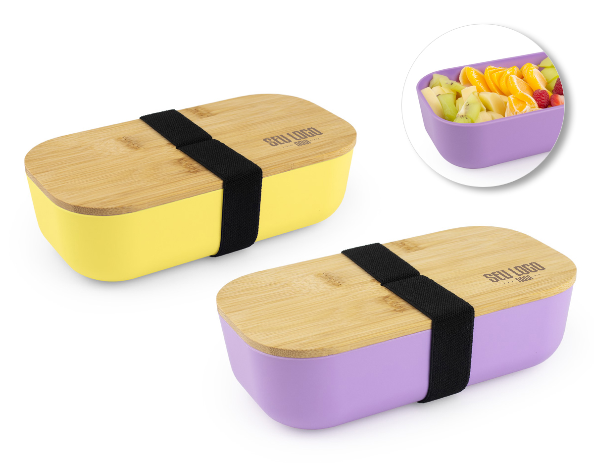 Lancheira de 700ml feita em plástico RPET, com tampa de bambu e alça elástica. Compacta, sustentável e perfeita para transportar refeições com estilo e praticidade no dia a dia.