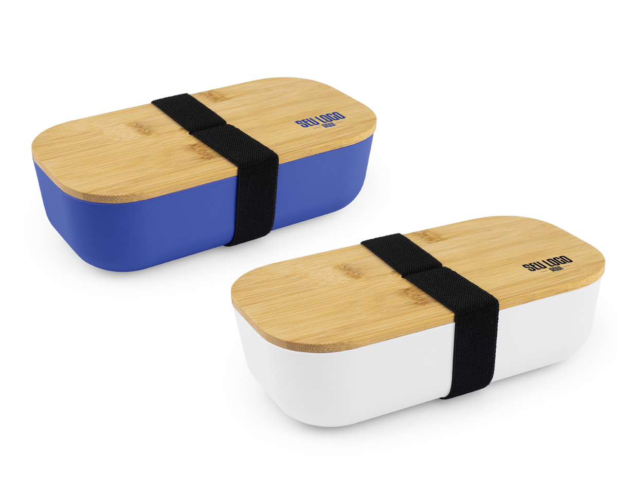 Lancheira de 700ml feita em plástico RPET, com tampa de bambu e alça elástica. Compacta, sustentável e perfeita para transportar refeições com estilo e praticidade no dia a dia.