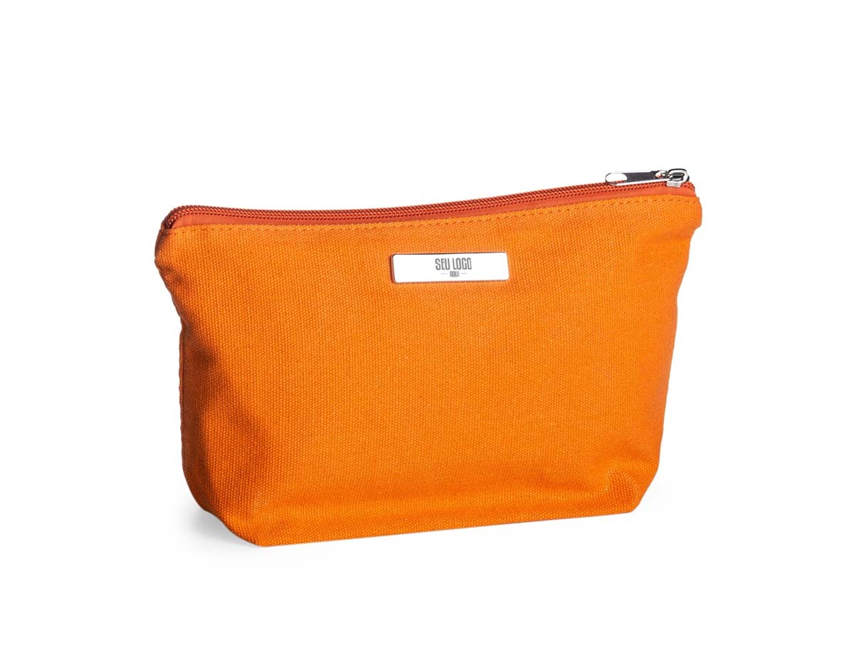 Nécessaire confeccionada em lona colorida, com plaquinha metálica para personalização. Conta com fechamento em zíper e forro interno em poliéster, garantindo maior resistência e praticidade no uso diário.
