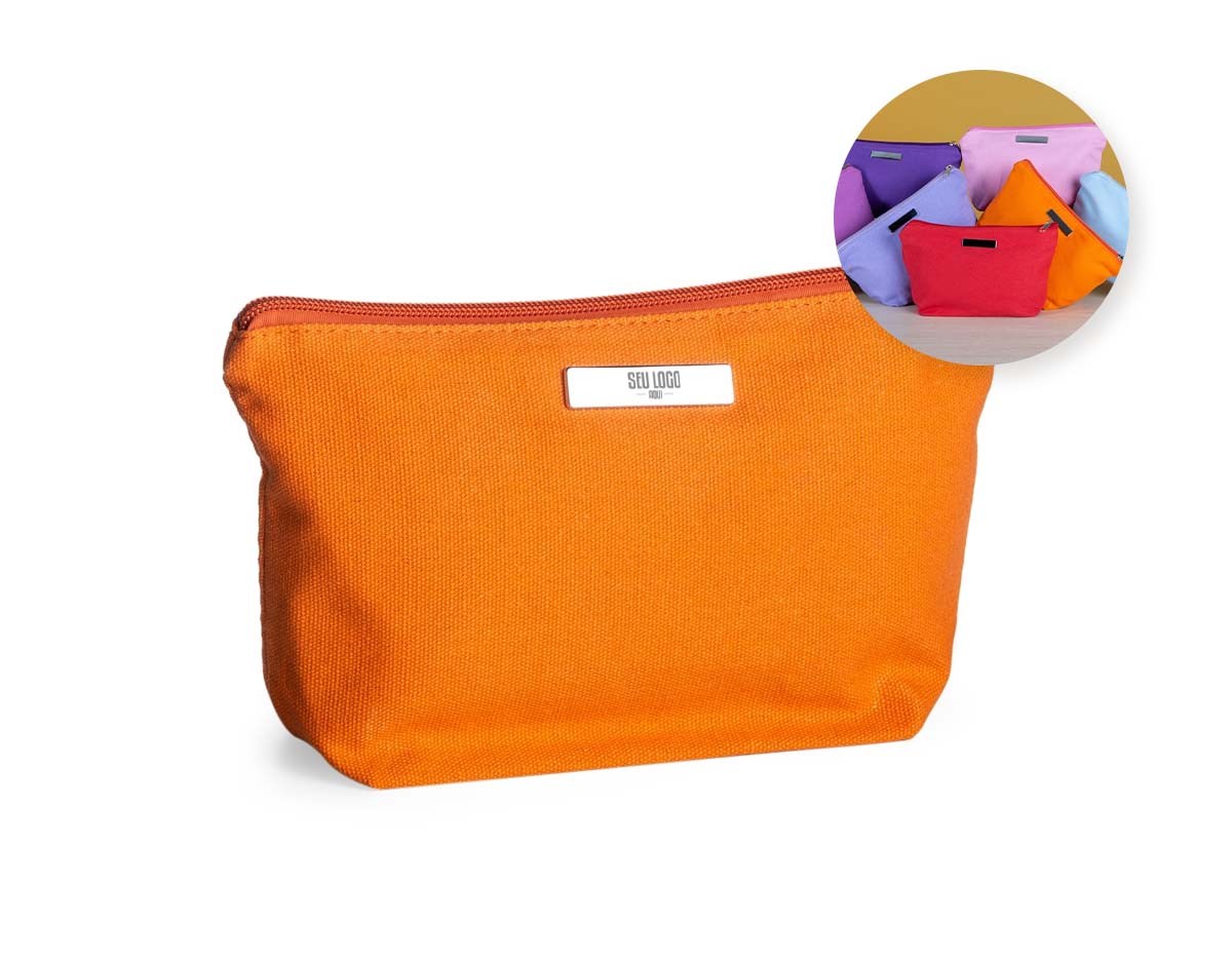 Nécessaire confeccionada em lona colorida, com plaquinha metálica para personalização. Conta com fechamento em zíper e forro interno em poliéster, garantindo maior resistência e praticidade no uso diário.